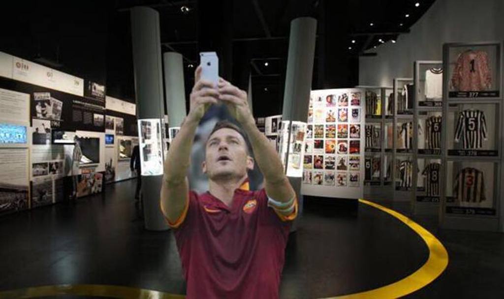 Ed ecco Totti a farsi un selfie nel museo della Juventus